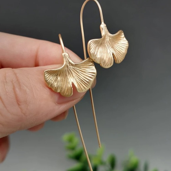 Gold ginkgo earrings - Picture 2 of 3